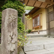 門が開いて、カフェの小さな看板が出たらnana caféの目印。お気軽にお入りください。