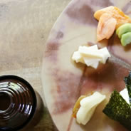 ランチタイムの「おむすびセット（800円）」はシーズンごとに旬の食材でおもてなしします。