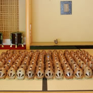 大広間にびっしりと並んだ「ウエ坊」（木村英昭作）。よーく見るとひとつずつ形が違うんです。