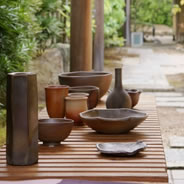 カフェの入り口にズラリ並んだ備前焼の隣に座ってくつろげるのもこのカフェならでは、です。