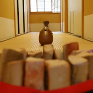 「絆」「ウエ坊」「受胎告知」（木村英昭作）。ガラス越しの展示とは違うアートを感じてください！