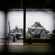 5月のnanacafeは深緑真っ盛りの絶景カフェでした。季節ごとのアートと景色を楽しみに来てください。