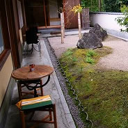 カフェからすぐ眺められる庭に、大型のガラスアートがどーんと2点。贅沢なお茶の時間です。