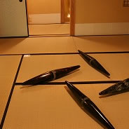 これもガラス？　何か意味のある配置なのか……思わず考え込んでしまいそうなアートの部屋です。