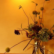 透明感ある涼しげなガラスも、秋色の花でこんなシックな装いに変身。イガグリを見て「秋だなあ」と感じます。