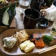 毎回内容が変わる「おむすびランチ」。今回はさといもやきのこなどなど、秋の味覚も盛り込みました。