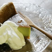 人気のスイーツ「抹茶ベイクドチーズケーキ」。洋菓子って意外と抹茶と一緒でも合いますよ。