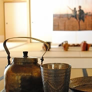 遠い国の誰かが大切に作って、遠い国の誰かが大切に使い続けたから、長い時を経てここに集まったもの。小さな奇跡です。