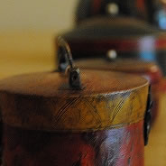 遠い国の誰かが大切に作って、遠い国の誰かが大切に使い続けたから、長い時を経てここに集まったもの。小さな奇跡です。