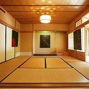 影山光希さんの油絵。迫力のある大きなキャンバスが並びました。