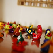 マッキー一本で圧倒的かつ独特な世界感を表現する石井司さんのドローイング。立体もキュートです。