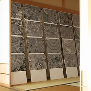 マッキー一本で圧倒的かつ独特な世界感を表現する石井司さんのドローイング。立体もキュートです。