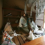 やまだまやさんと松岡奈緒美さんの花と立体コラボレーション。ふんわりと優しくて不思議な雰囲気が茶室との意外な取り合わせ。