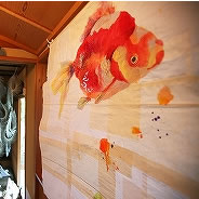 やまだまやさんと松岡奈緒美さんの花と立体コラボレーション。ふんわりと優しくて不思議な雰囲気が茶室との意外な取り合わせ。