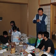 【鬼面ワークショップより】大人も子供も一緒になって、世界にひとつだけのオリジナルお面を作りました。眞鍋先生の鬼の話ですっかり鬼好きになった子供も