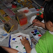 【鬼面ワークショップより】大人も子供も一緒になって、世界にひとつだけのオリジナルお面を作りました。眞鍋先生の鬼の話ですっかり鬼好きになった子供も