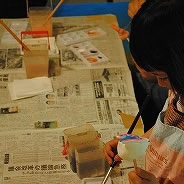 【うさぎの土人形ワークショップより】雪うさぎに立ちうさぎ。土人形に思い思いの色をつけました。眞鍋先生の教え方も上手！