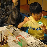 【うさぎの土人形ワークショップより】雪うさぎに立ちうさぎ。土人形に思い思いの色をつけました。眞鍋先生の教え方も上手！