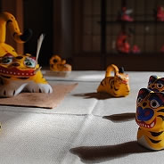 ギャラリーは鬼をテーマにした造形作家の眞鍋芳生さんと、タイで紡がれたファブリックからナチュラルで美しいシルエットの服をデザインするTOMOさんの父子展でした。