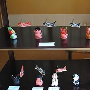 ギャラリーは鬼をテーマにした造形作家の眞鍋芳生さんと、タイで紡がれたファブリックからナチュラルで美しいシルエットの服をデザインするTOMOさんの父子展でした。