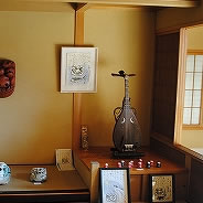 ギャラリーは鬼をテーマにした造形作家の眞鍋芳生さんと、タイで紡がれたファブリックからナチュラルで美しいシルエットの服をデザインするTOMOさんの父子展でした。