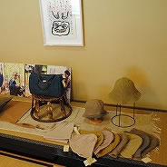 ギャラリーは鬼をテーマにした造形作家の眞鍋芳生さんと、タイで紡がれたファブリックからナチュラルで美しいシルエットの服をデザインするTOMOさんの父子展でした。