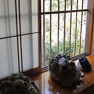 ギャラリーは鬼をテーマにした造形作家の眞鍋芳生さんと、タイで紡がれたファブリックからナチュラルで美しいシルエットの服をデザインするTOMOさんの父子展でした。