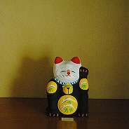 ギャラリーは鬼をテーマにした造形作家の眞鍋芳生さんと、タイで紡がれたファブリックからナチュラルで美しいシルエットの服をデザインするTOMOさんの父子展でした。