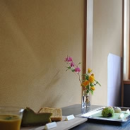 今回のカフェのスイーツメニューは抹茶チーズケーキ、きなこのシフォンケーキ、かぼちゃ＆ほうじ茶プリン、岩つつじ、水まんじゅうでした。