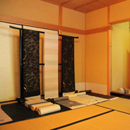 職人さんがその場ですげてくれるお誂えの草履やふだんはなかなか見ることのないゴージャスな帯まで、キモノに関するものがずらり。みなさん職人技に興味津々でお話を聞いてらっしゃいました。