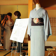 職人さんがその場ですげてくれるお誂えの草履やふだんはなかなか見ることのないゴージャスな帯まで、キモノに関するものがずらり。みなさん職人技に興味津々でお話を聞いてらっしゃいました。