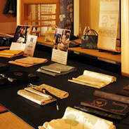 職人さんがその場ですげてくれるお誂えの草履やふだんはなかなか見ることのないゴージャスな帯まで、キモノに関するものがずらり。みなさん職人技に興味津々でお話を聞いてらっしゃいました。