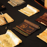 職人さんがその場ですげてくれるお誂えの草履やふだんはなかなか見ることのないゴージャスな帯まで、キモノに関するものがずらり。みなさん職人技に興味津々でお話を聞いてらっしゃいました。