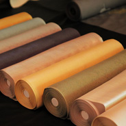 職人さんがその場ですげてくれるお誂えの草履やふだんはなかなか見ることのないゴージャスな帯まで、キモノに関するものがずらり。みなさん職人技に興味津々でお話を聞いてらっしゃいました。