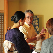 職人さんがその場ですげてくれるお誂えの草履やふだんはなかなか見ることのないゴージャスな帯まで、キモノに関するものがずらり。みなさん職人技に興味津々でお話を聞いてらっしゃいました。
