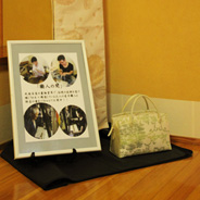 職人さんがその場ですげてくれるお誂えの草履やふだんはなかなか見ることのないゴージャスな帯まで、キモノに関するものがずらり。みなさん職人技に興味津々でお話を聞いてらっしゃいました。