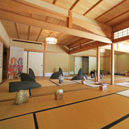 広間を飾ったのは岡島光則さん、芝眞路さんの陶芸。不思議なオブジェが和室に合います。