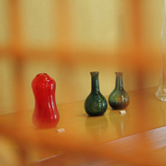 光が差し込むといっそう美しさを増す堀口華江さんのガラス作品。