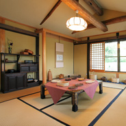 今回はkarakuさんとの共同展示。竹細工の榎本千冬さんの繊細な手仕事がずらりです。