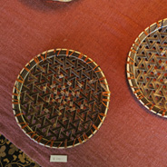 今回はkarakuさんとの共同展示。竹細工の榎本千冬さんの繊細な手仕事がずらりです。