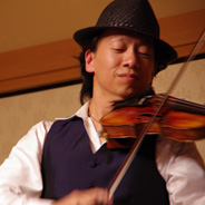 ジュスカ・グランペールのおふたりによる茶室ライブ。満員のお客さまで盛り上がりました！