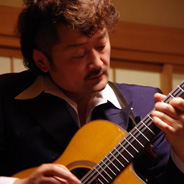 ジュスカ・グランペールのおふたりによる茶室ライブ。満員のお客さまで盛り上がりました！