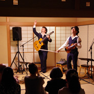 ジュスカ・グランペールのおふたりによる茶室ライブ。満員のお客さまで盛り上がりました！