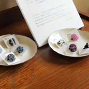 色も形もいろいろ。キュートでシックな岡小百合さんのガラスのアクセサリーはどれも1点もの。お気に入り、見つかりましたか？