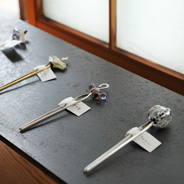 色も形もいろいろ。キュートでシックな岡小百合さんのガラスのアクセサリーはどれも1点もの。お気に入り、見つかりましたか？