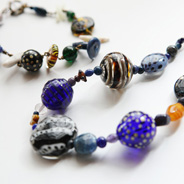 色も形もいろいろ。キュートでシックな岡小百合さんのガラスのアクセサリーはどれも1点もの。お気に入り、見つかりましたか？