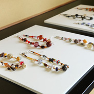 色も形もいろいろ。キュートでシックな岡小百合さんのガラスのアクセサリーはどれも1点もの。お気に入り、見つかりましたか？