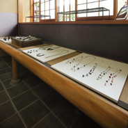 色も形もいろいろ。キュートでシックな岡小百合さんのガラスのアクセサリーはどれも1点もの。お気に入り、見つかりましたか？